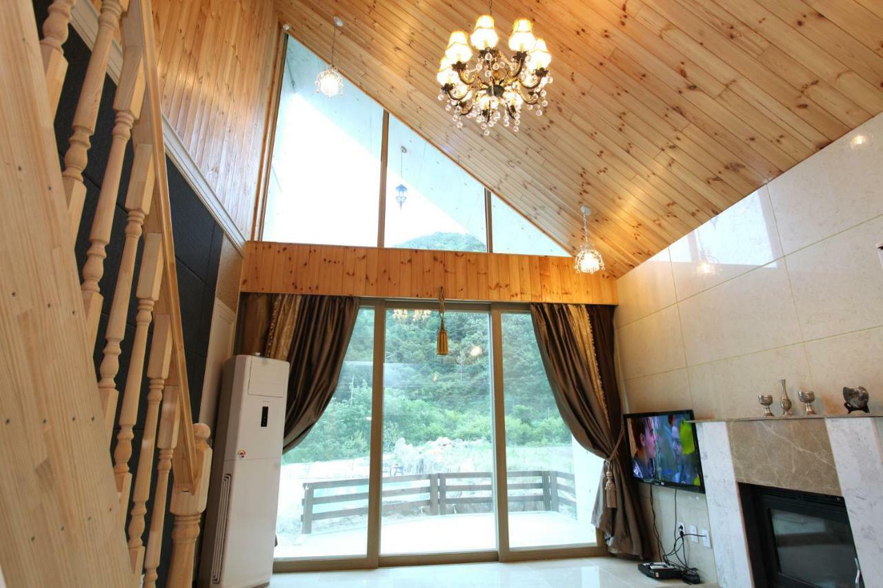 Moon On The Cloud Villa Yeongwol Exteriör bild